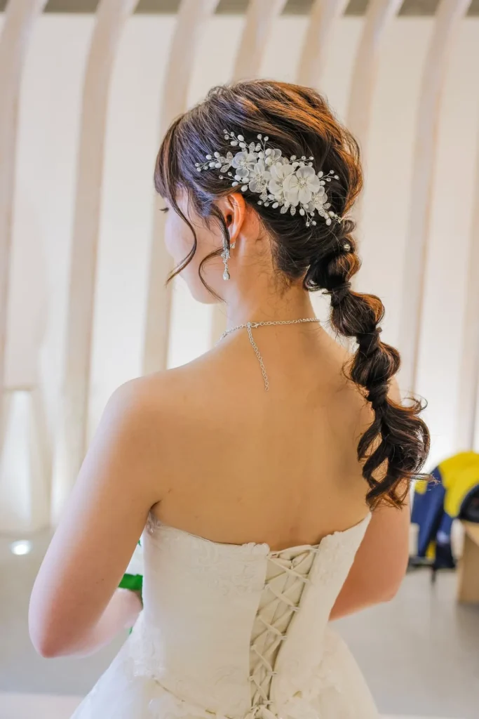 大人可愛さを引き立てるトレンド編み下ろしスタイル
